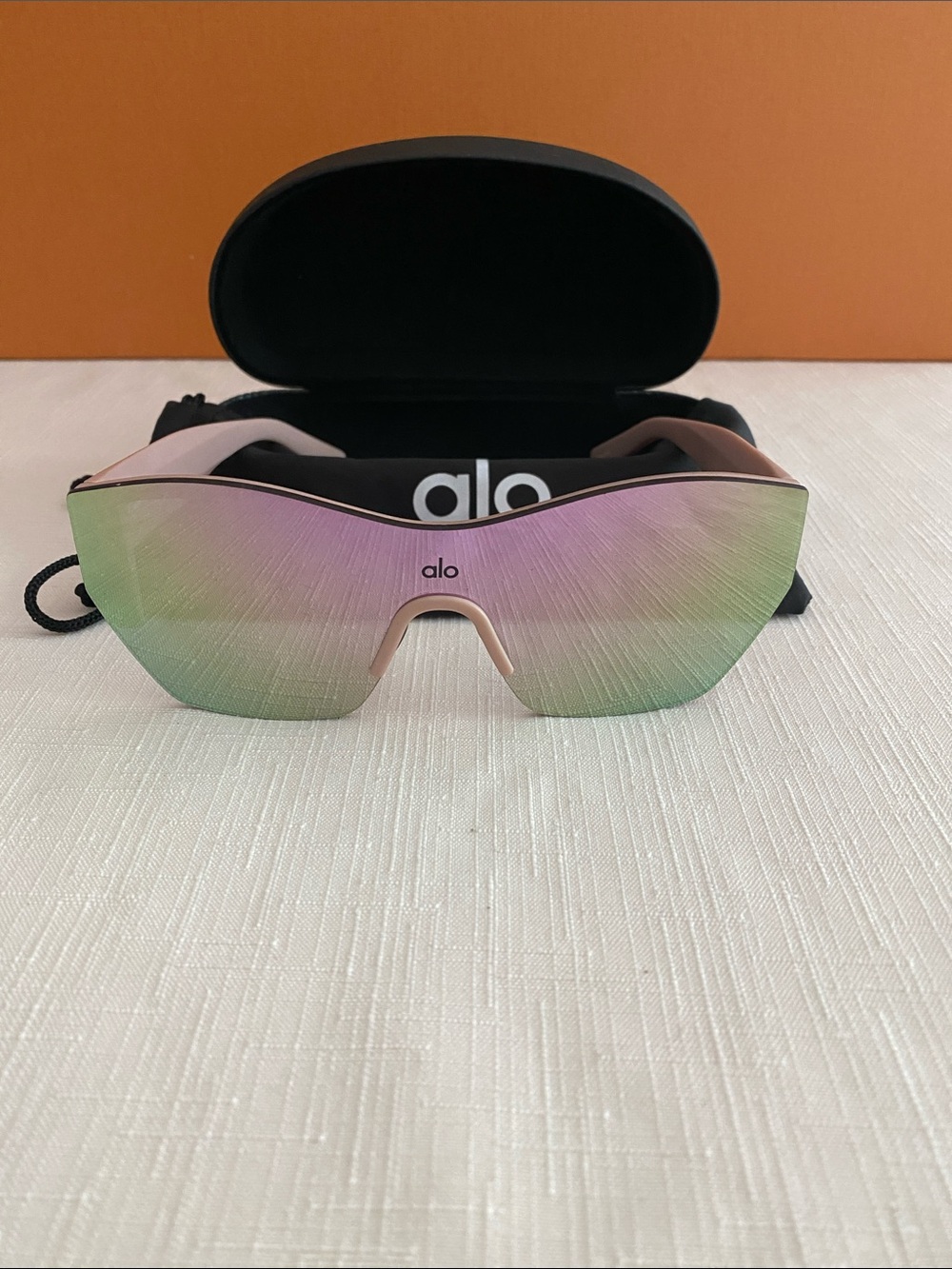 Alo, Stunner Sunglasses in Pink